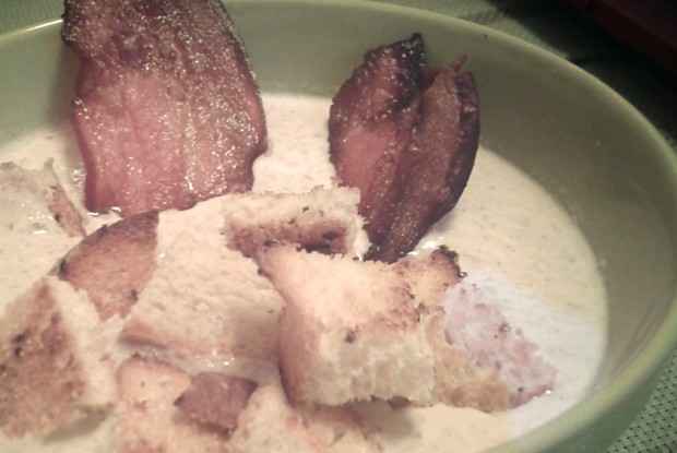 Крем-суп из шампиньонов с гренками и чипсами из бекона