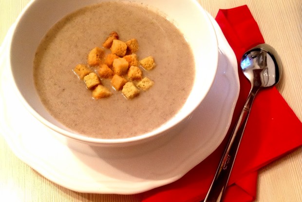 Крем-суп из шампиньонов с сухариками