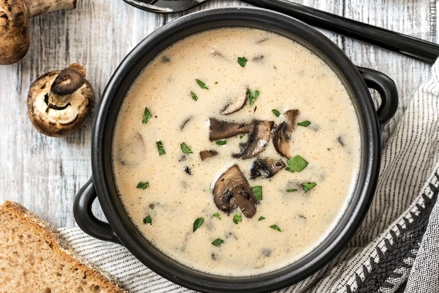Крем-суп из шампиньонов с тимьяном и соевым соусом