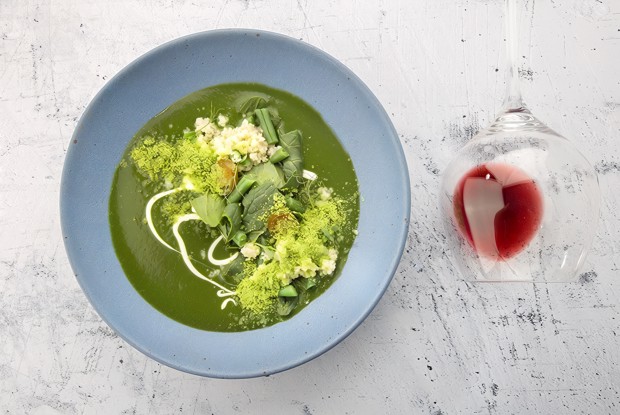 Крем-суп из шпината с кус-кусом и гороховой пылью