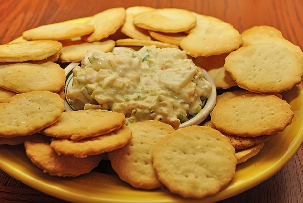 Кремовый дип из крабового мяса с лимонной цедрой