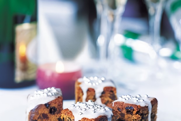 Креольский рождественский пирог с фруктами и виски