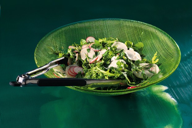 Кресс-салат, руккола и мизуна с редисом, дайконом и сметанной заправкой