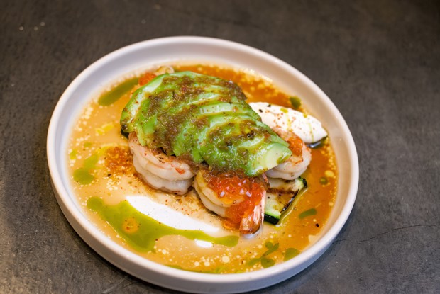 Креветки-гриль с авокадо и цукини