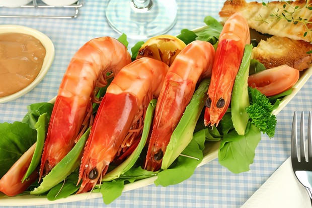 Креветки на гриле с соусом из авокадо и чили