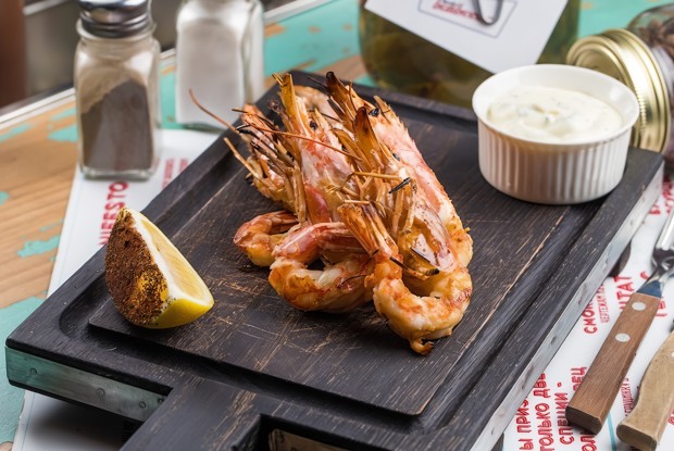 Креветки на гриле с соусом