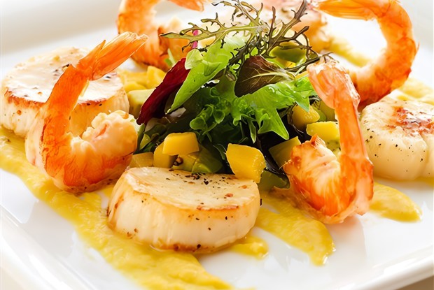 Креветки на гриле в ямайских специях с сальсой из манго, авокадо и лука на гриле