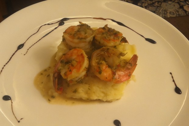 Креветки на пару на планше из картофеля с  трюфельным маслом