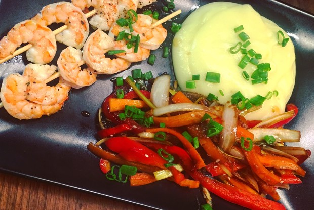 Креветки на шпажках с пюре с васаби и жареными овощами