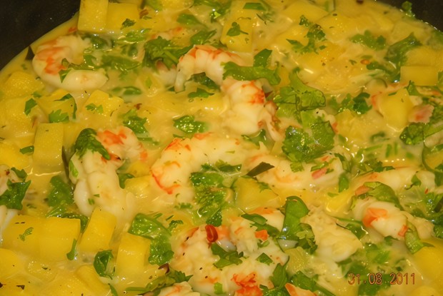 Креветки с ананасом в соусе карри