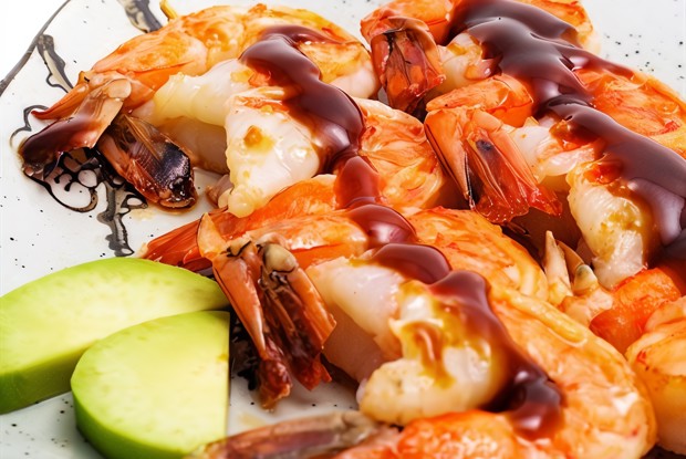 Креветки с черным перцем и карамелизированным манго