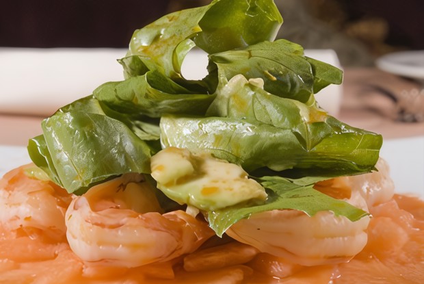 Креветки с дыней, рукколой и розовым перцем