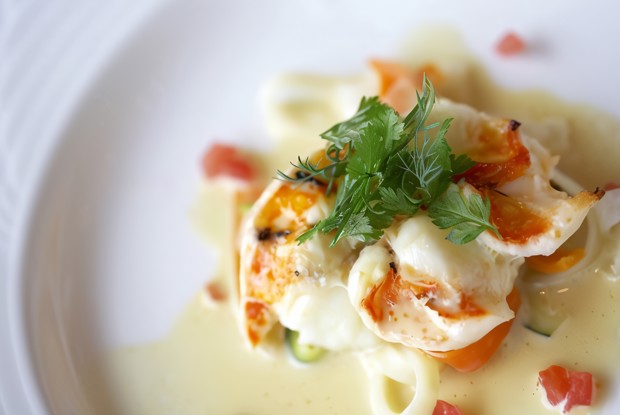 Креветки с греческим йогуртом, чесноком и кинзой