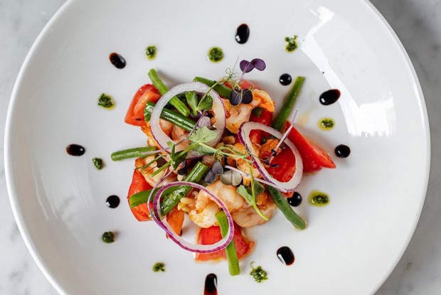 Креветки с кенийской фасолью и томатами