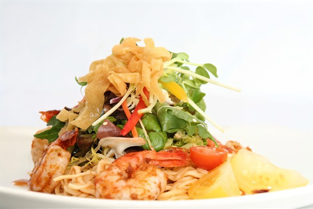 Креветки с манго и стеклянной лапшой