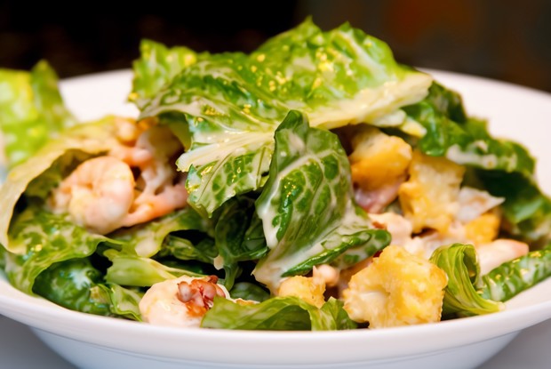 Креветки с пак-чой и соусом чили