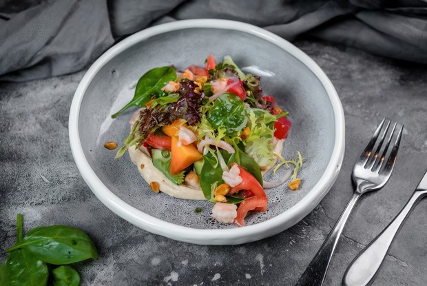 Креветки с папайей, арбузом и кремом из арахиса