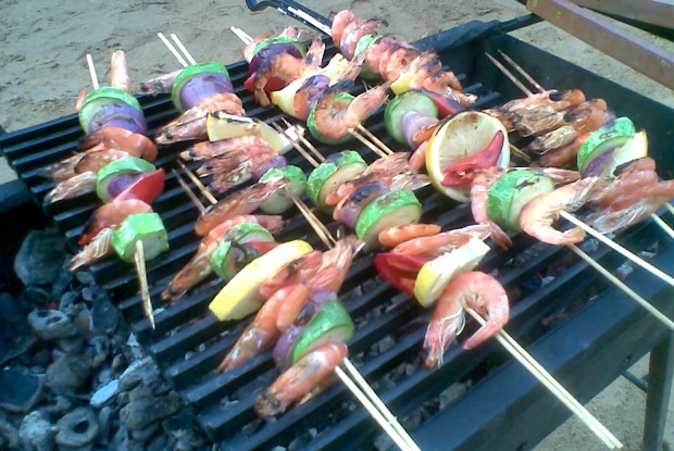 Креветки с розмарином на шпажках