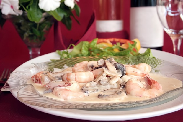 Креветки с текилой, сливками и зеленым луком