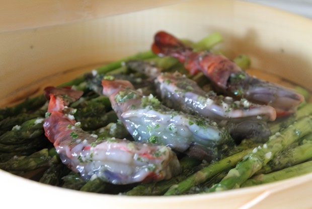 Креветки со спаржей и зеленым маслом