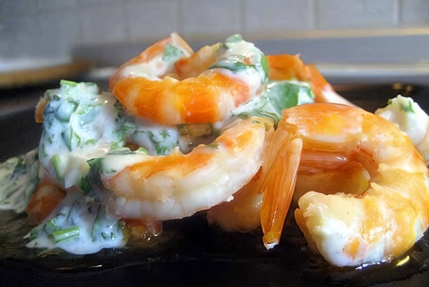 Креветки в йогуртово0м соусе с чесноком и кинзой