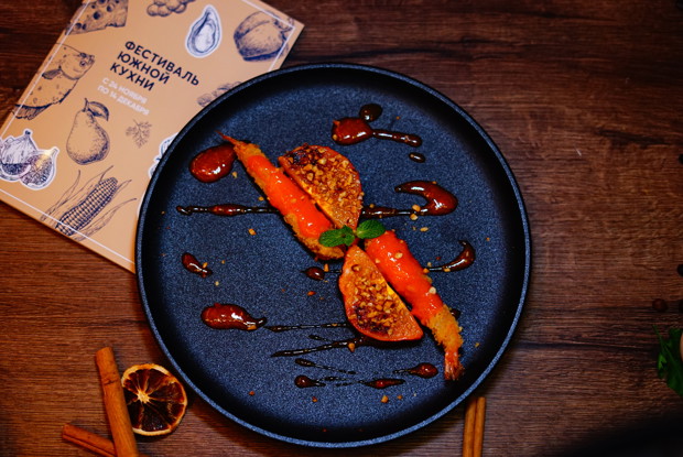 Креветки в панировке с запеченной хурмой, медом и грецкими орехами