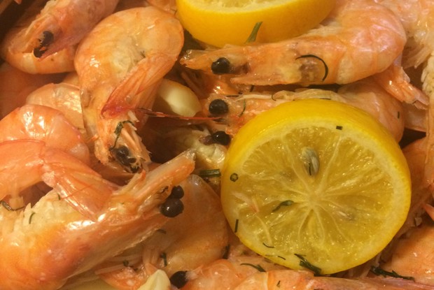 Креветки вареные с лимоном и укропом