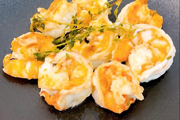 Креветки, жаренные в чесночном масле с тимьяном