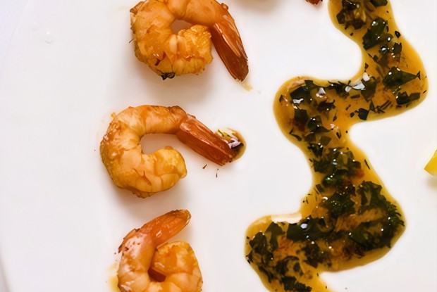 Креветочный коктейль с соусом из манго и базилика