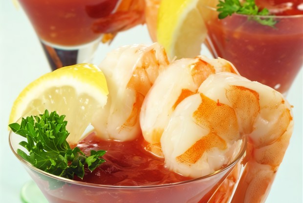 Креветочный коктейль с водкой, сельдереем, табаско и кетчупом