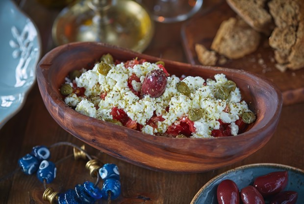 Критский салат с томатами «Дакос»