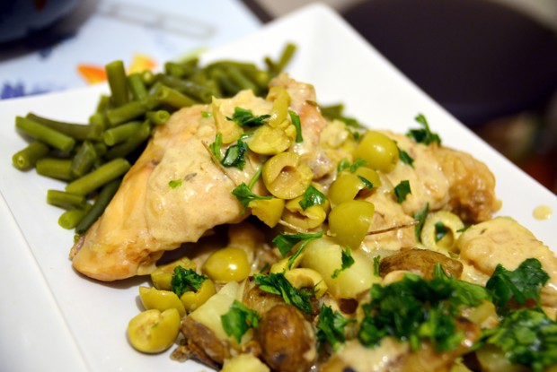 Кролик под белым соусом с картофелем и зеленой фасолью