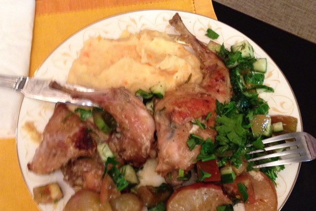 Кролик с яблоками, тушеный в вине