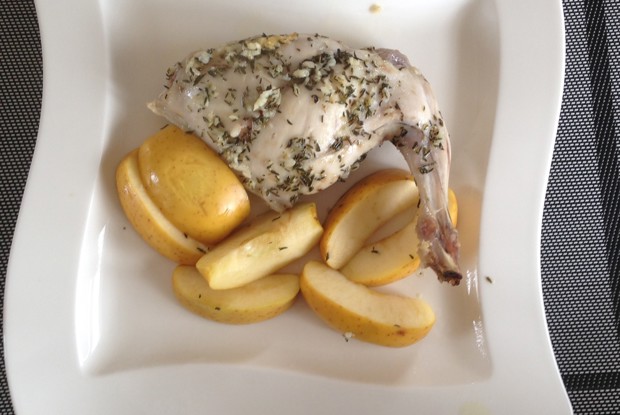 Кролик с яблоками