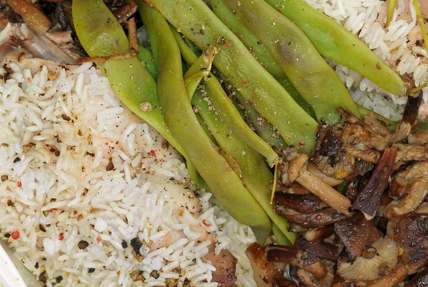 Кролик с опятами, рисом басмати и стручковой фасолью