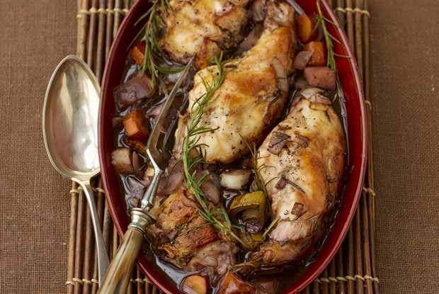 Кролик с овощами, тушеный в вине