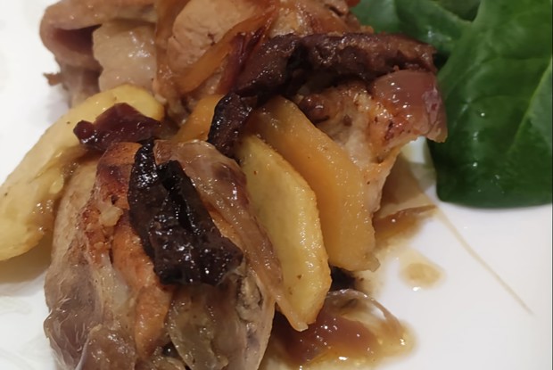 Кролик с яблоками и черносливом в горчично-медовом соусе