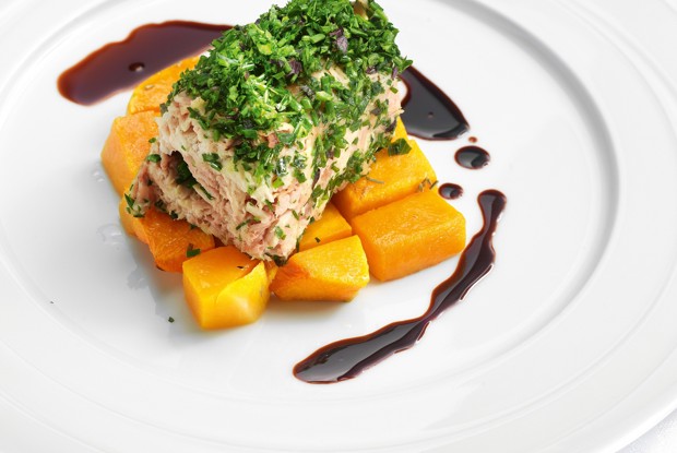 Кролик с зеленым луком и чесночной тыквой