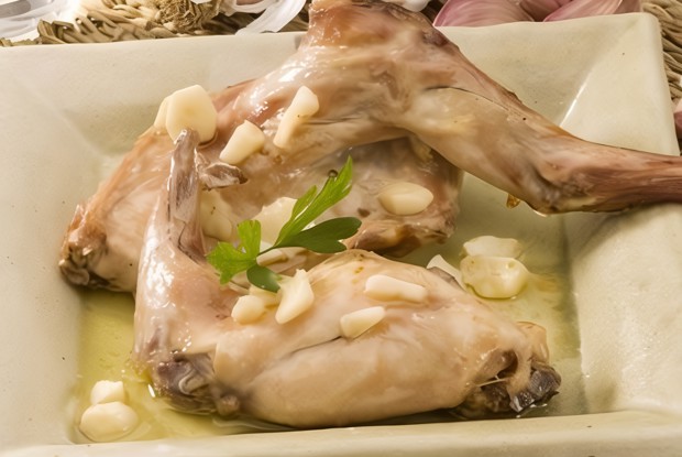 Кролик со сметаной и грибами