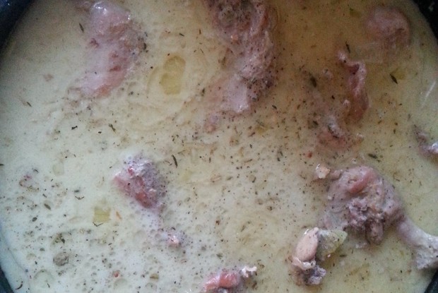 Кролик, тушеный в сметане с луком