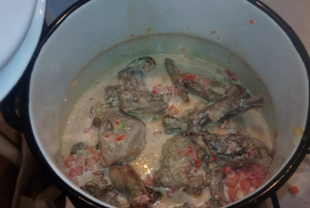 Кролик, тушеный в сметанном соусе