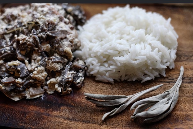 Кролик тушеный в сливочном соусе с грибами и травами