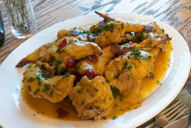 Кролик в духовке с овощами и виноградом