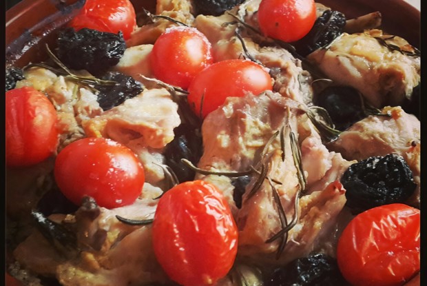 Кролик в розовом вине с черносливом