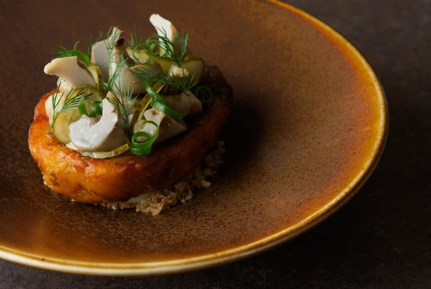 «Крошка-картошка» с солеными грибами, маринованными огурцами и нерафинированным маслом