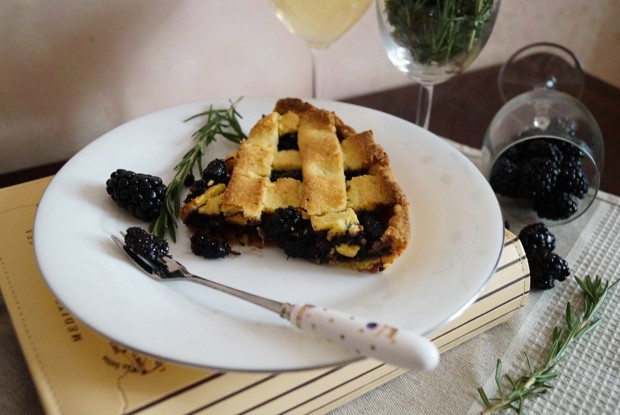 Кростата с шелковицей, розмарином и белым вином