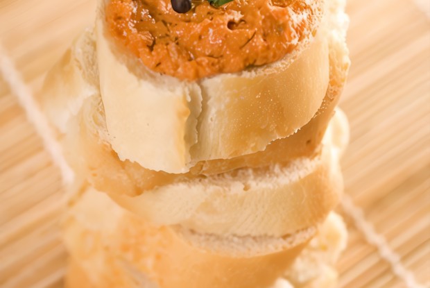 Кростини с анчоусами и каперсами