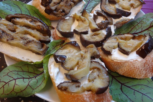 Кростини с баклажанами и козьим сыром