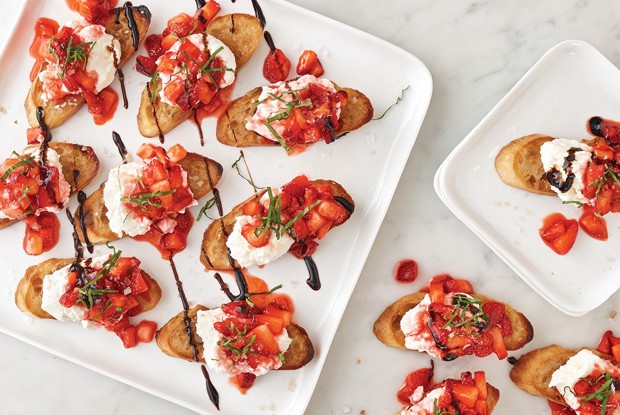 Кростини с клубникой, базиликом и корицей