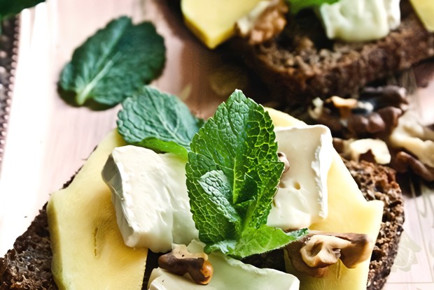 Кростини с манго, бри и мятой